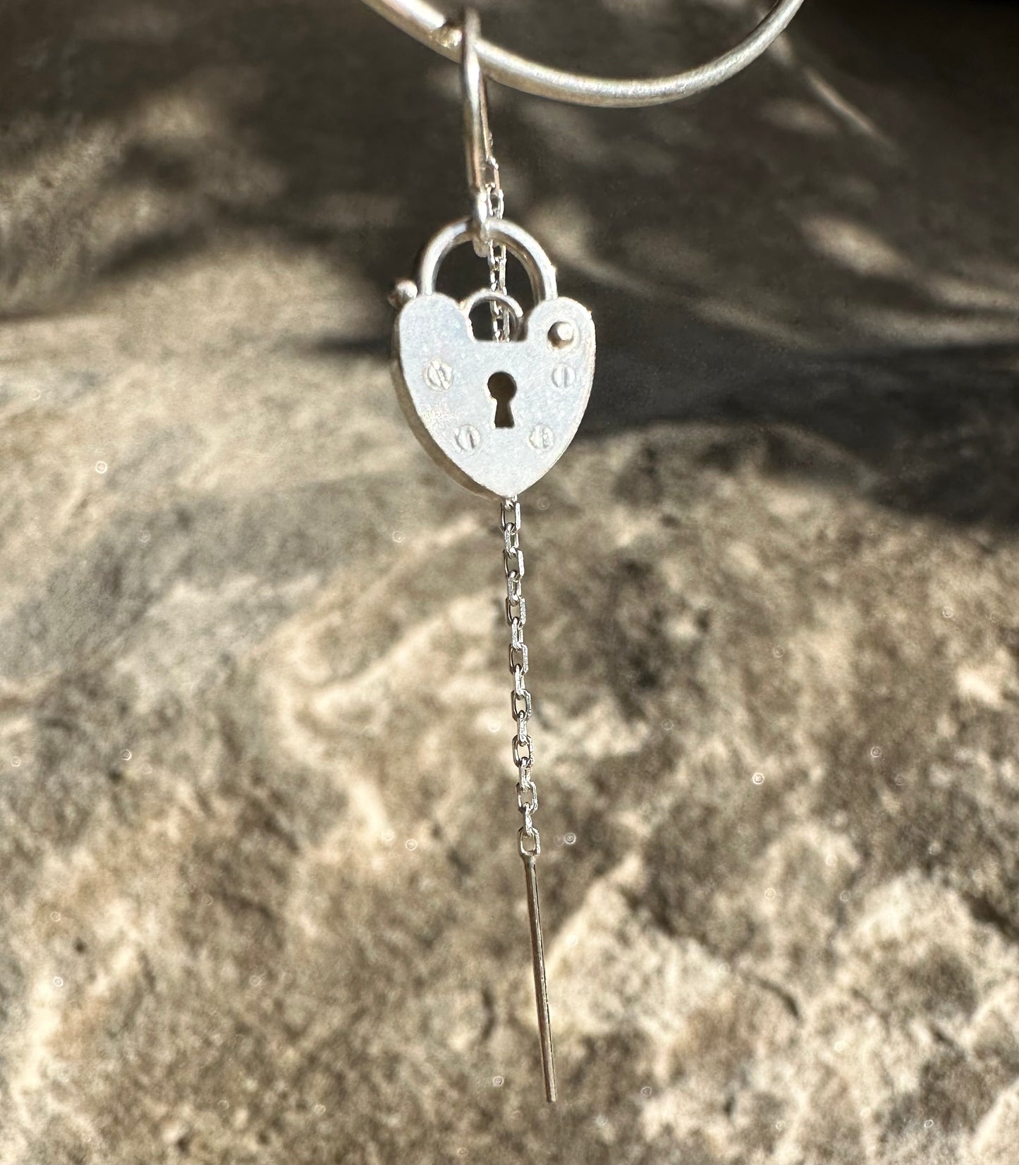 Tesoro padlock thread earrings, padlock earrings, front view close-up