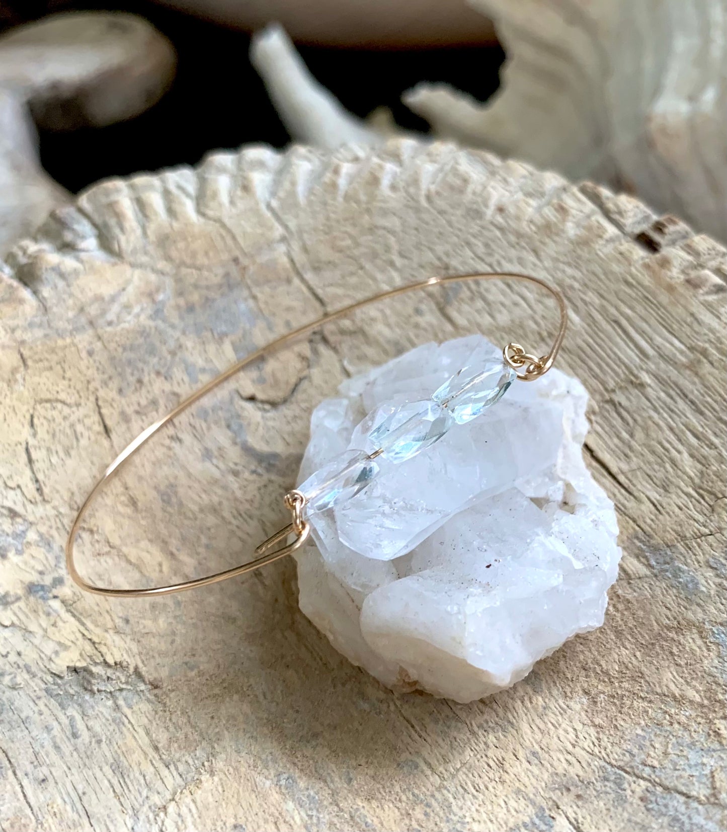 Sereia petite bangle, thin gold bangle, close-up front view gold bangle