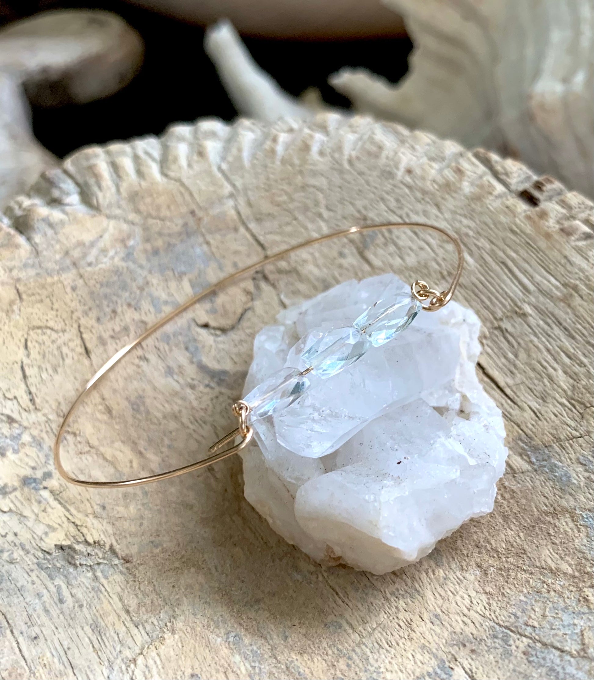 Sereia petite bangle, thin gold bangle, close-up front view gold bangle