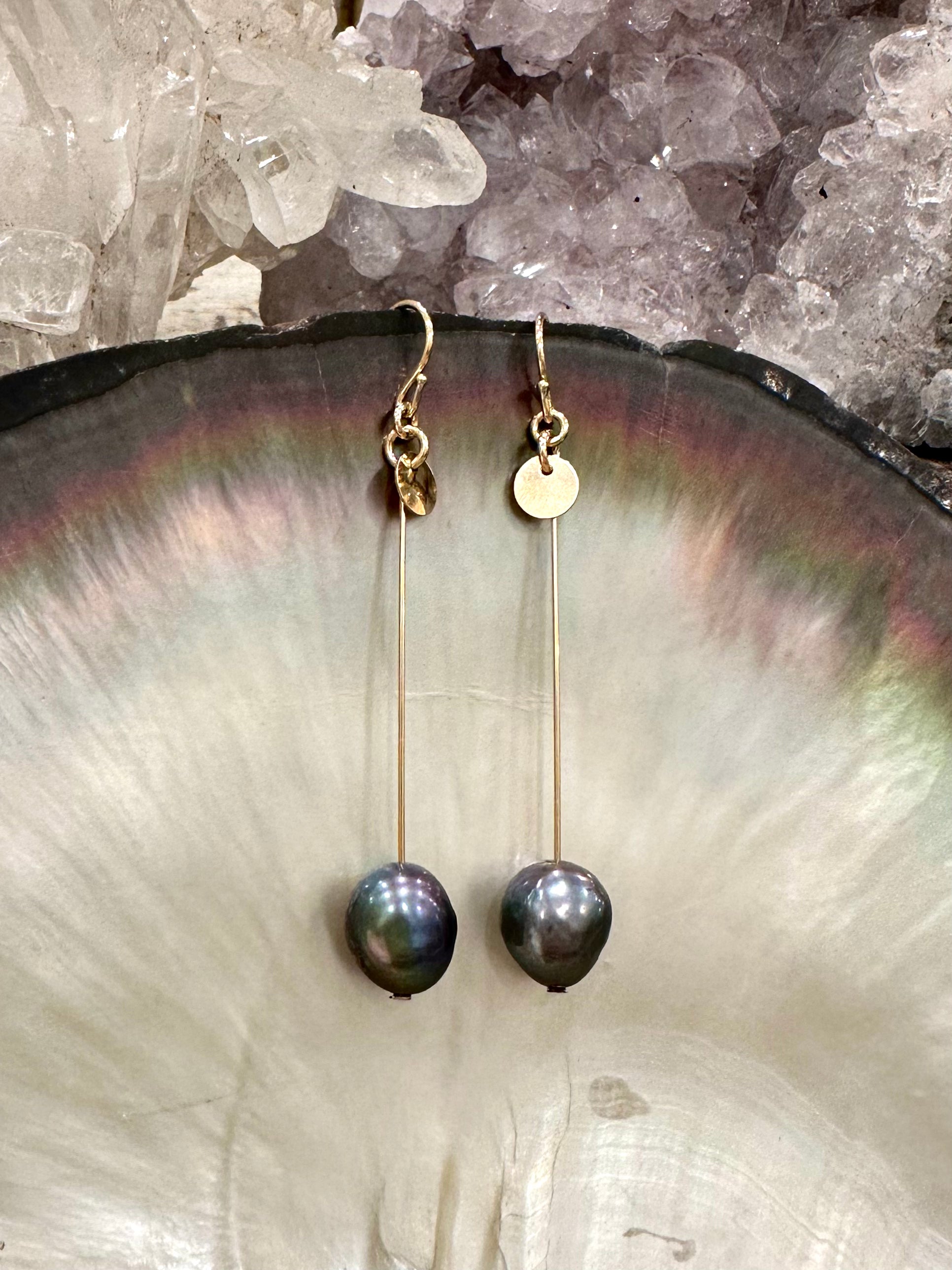 Adina drop earrings, dark pearl earrings, earrings in gold on shell