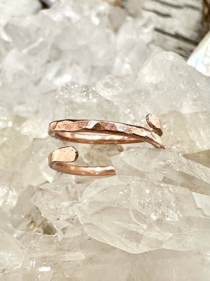 Matoi spiral ring, hammered copper ring, copper spiral ring on crystal