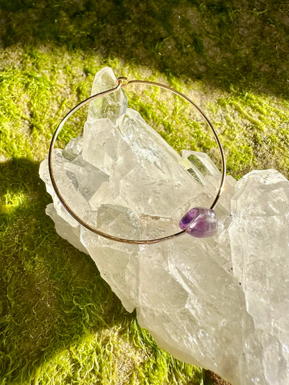 Elora hoop earrings, amethyst earrings, earrings in gold on crystal and moss